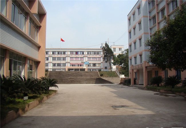 赤水市中等职业学校晨光普照的校门