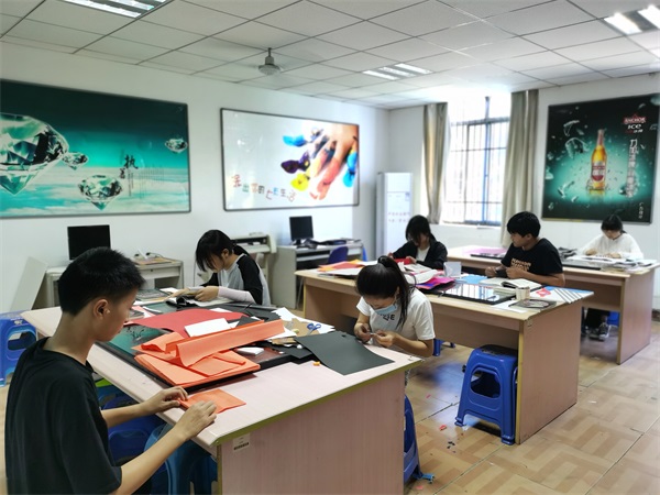 西安哪所学校可以学铁路客运服务专业？